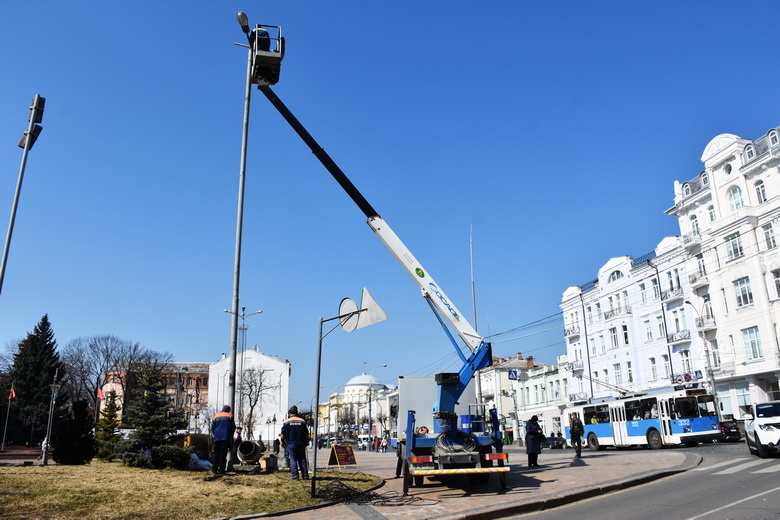 У центрі Вінниці на місці поваленого стовпа ставлять нову електроопору. Фото  - фото 5