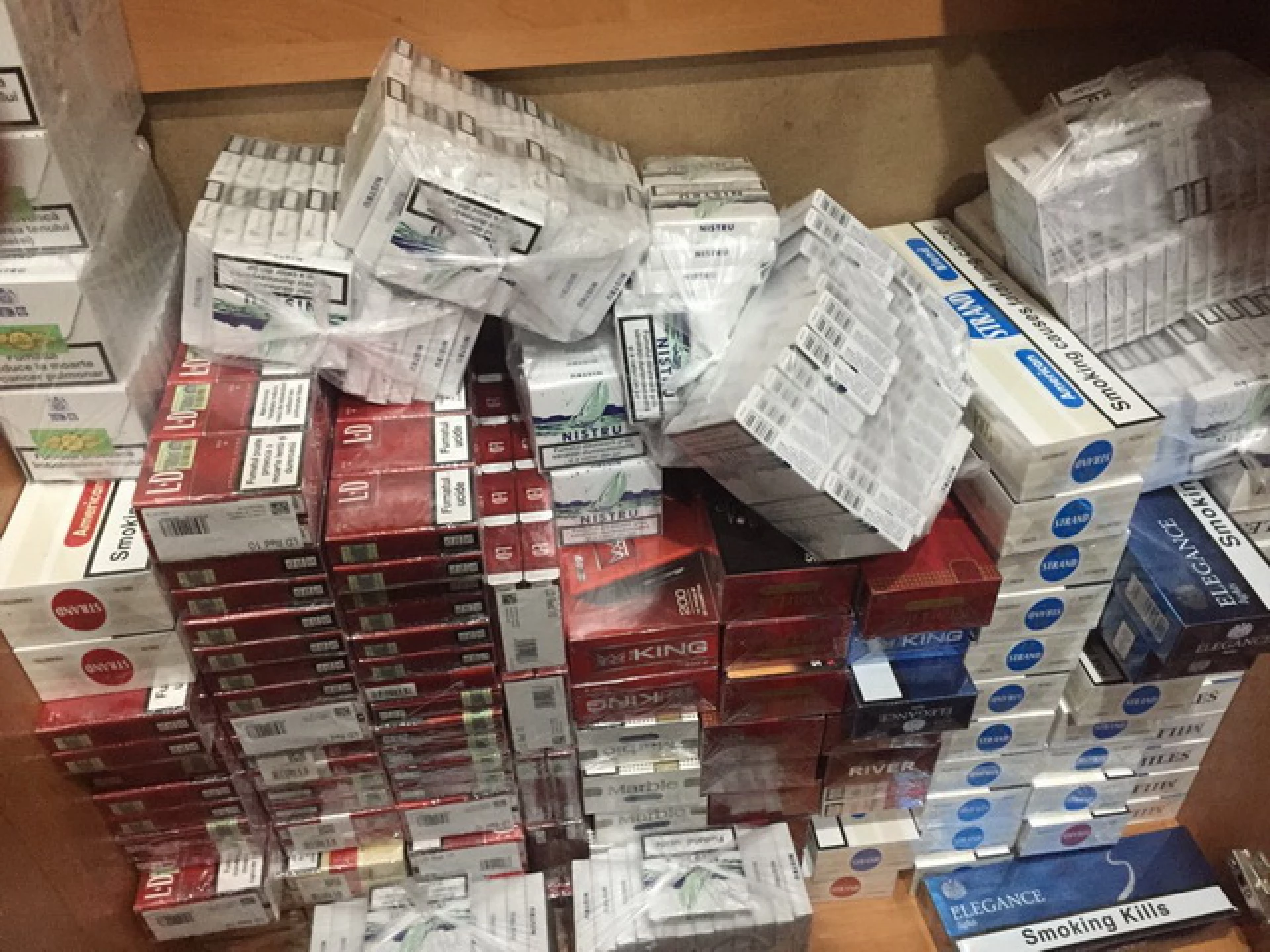 Сигареты в коробках. Склад сигарет. Табачная продукция. Склад сигарет. Контрафактные сигареты.