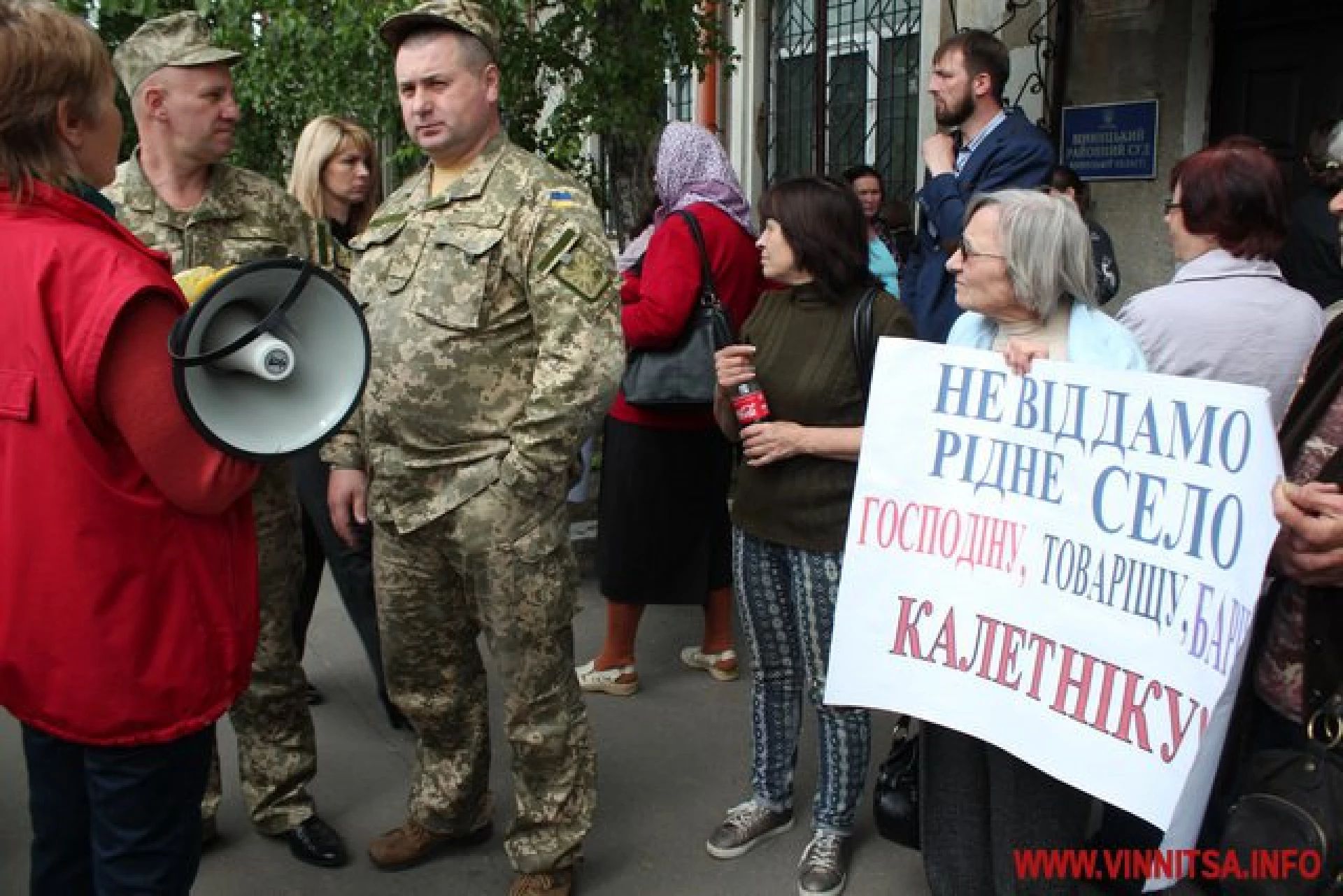 До Вінниці на суд по землям в Агрономічному, приїхали кілька сотень селян. Фото та відео