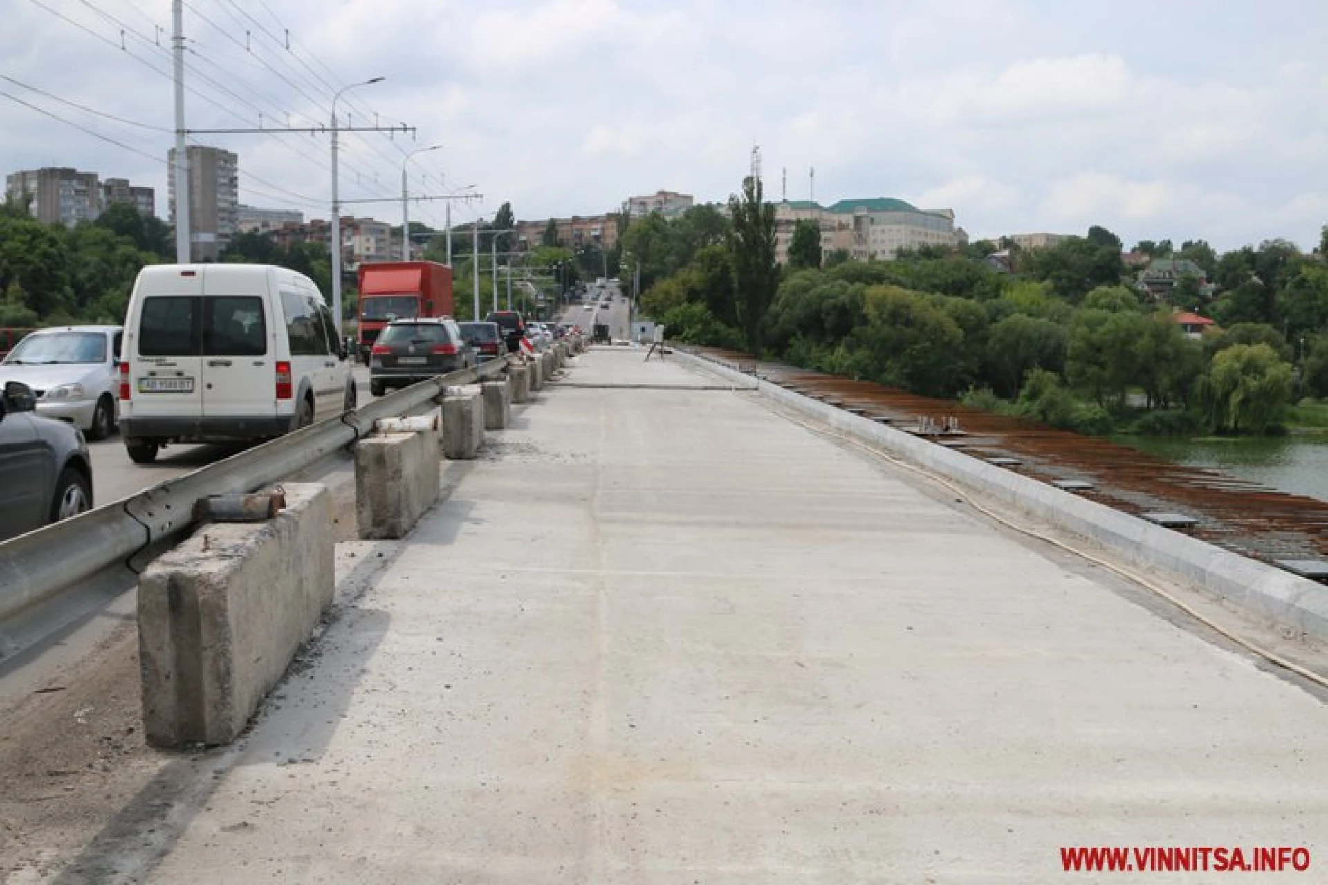 Завтра перекривають рух Київським мостом та Замостянською. Громадський транспорт змінить маршрути прямування