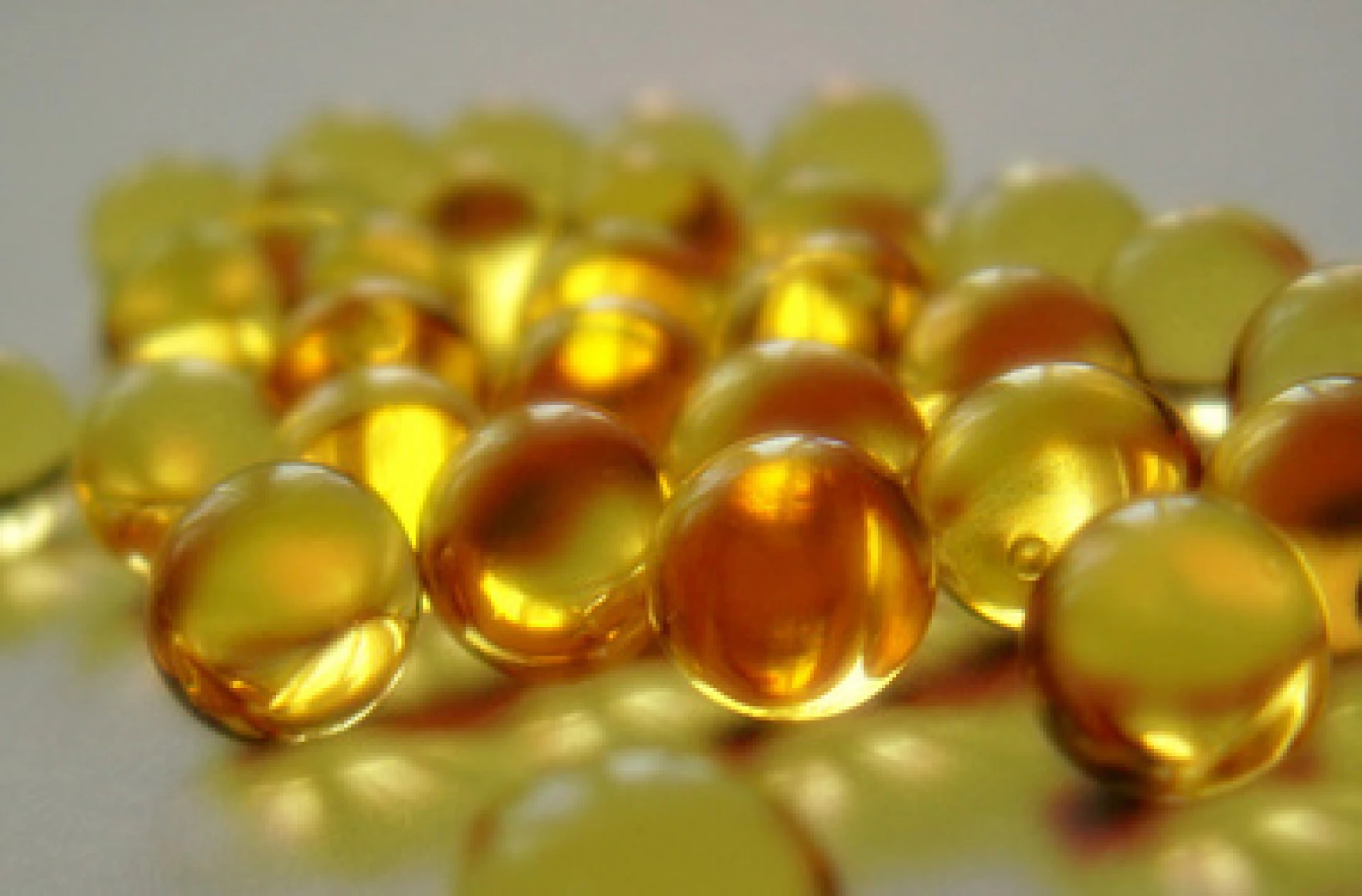 Капсулы рыбий жир фон. Пятно от рыбьего жира. Пятно от рыбьего жира. Желтые шарики рыбий жир. Рыбий жир реклама.