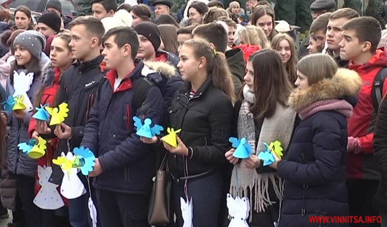 Дерево Свободи у Вінниці прикрасили тисячами паперових янголів. Фото та відео - фото 5