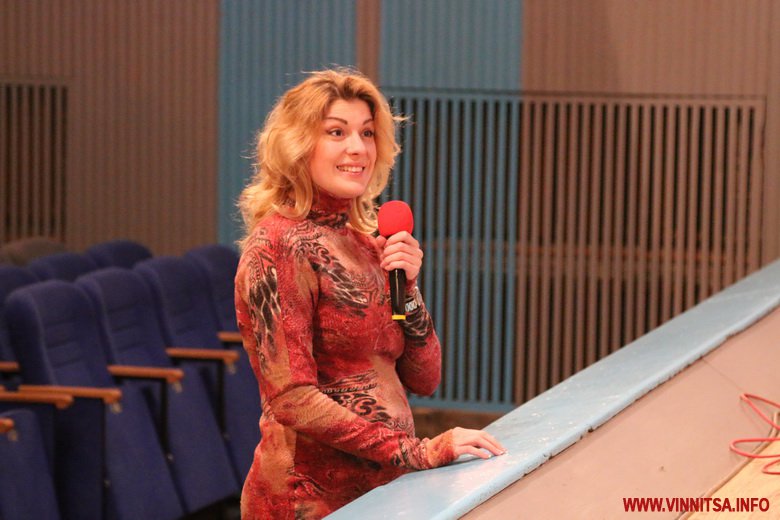 Винница.info: «Пластичність - невід’ємна частина жінки»: як фіналістки конкурсу «Міс Вінниця» репетирують дефіле і танці. Фото