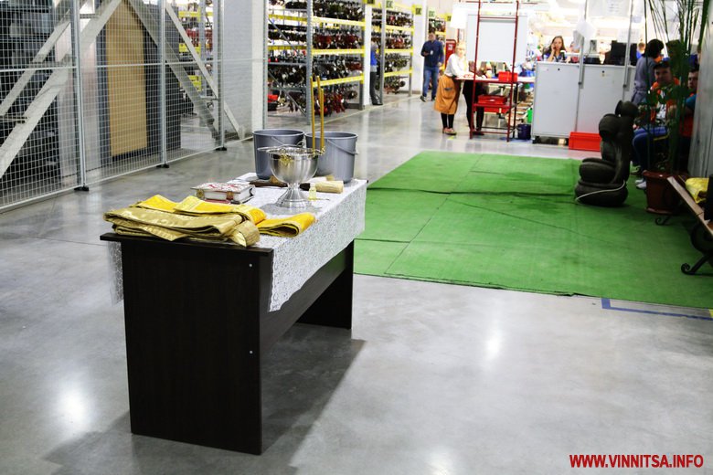 Винница.info: «Освячено»: Митрополит Симеон окропив святою водою підприємство у Вінниці. Фото