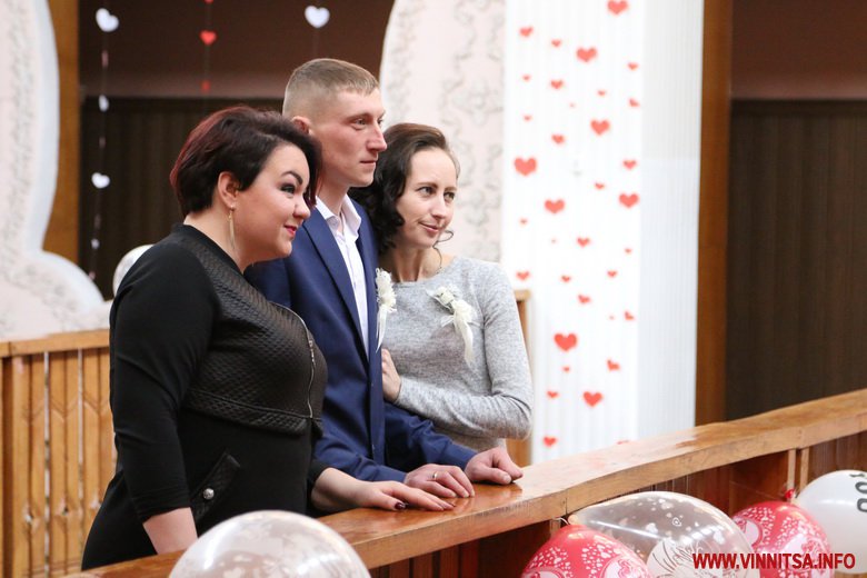 Винница.info: День закоханих у вінницькому РАЦСі: щасливі наречені, гості з квітами і пари, що вирішили одружитися. Фото