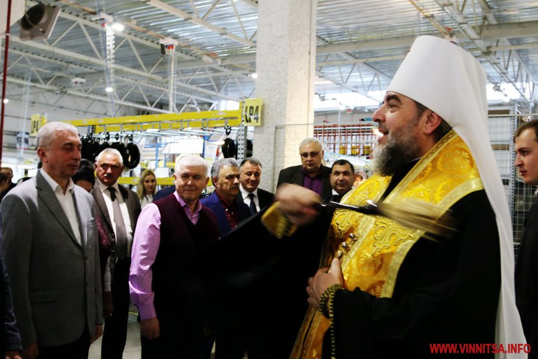 Винница.info: «Освячено»: Митрополит Симеон окропив святою водою підприємство у Вінниці. Фото