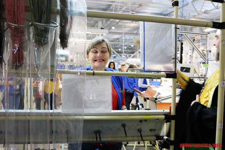 Винница.info: «Освячено»: Митрополит Симеон окропив святою водою підприємство у Вінниці. Фото