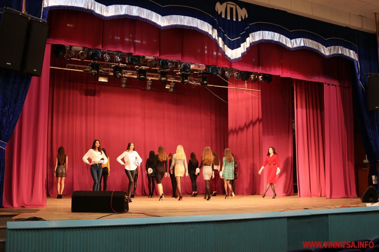 Винница.info: «Пластичність - невід’ємна частина жінки»: як фіналістки конкурсу «Міс Вінниця» репетирують дефіле і танці. Фото