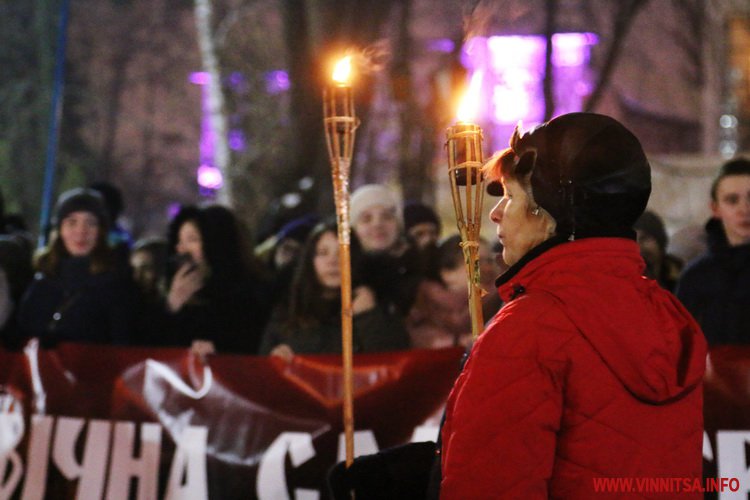 Сотні вінничан запалили смолоскипи в пам’ять про Героїв Крут. Фоторепортаж - фото 3