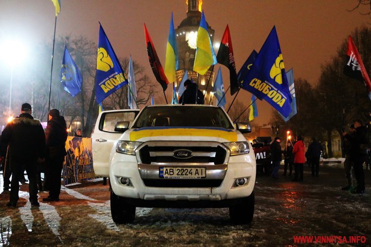 Сотні вінничан запалили смолоскипи в пам’ять про Героїв Крут. Фоторепортаж - фото 4