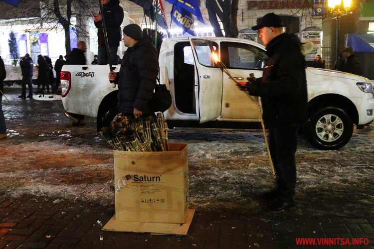 Сотні вінничан запалили смолоскипи в пам’ять про Героїв Крут. Фоторепортаж - фото 5