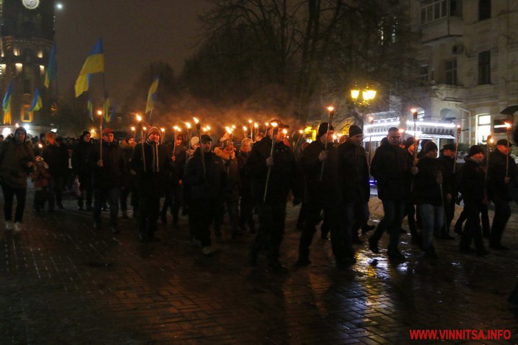 Сотні вінничан запалили смолоскипи в пам’ять про Героїв Крут. Фоторепортаж - фото 14