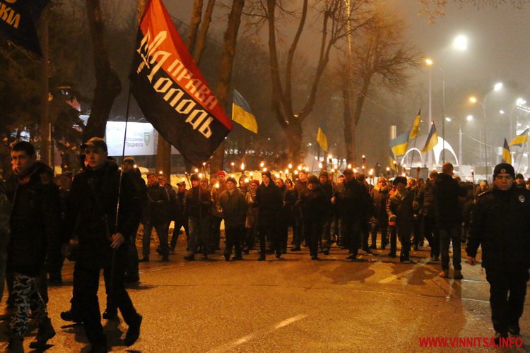 Сотні вінничан запалили смолоскипи в пам’ять про Героїв Крут. Фоторепортаж - фото 20