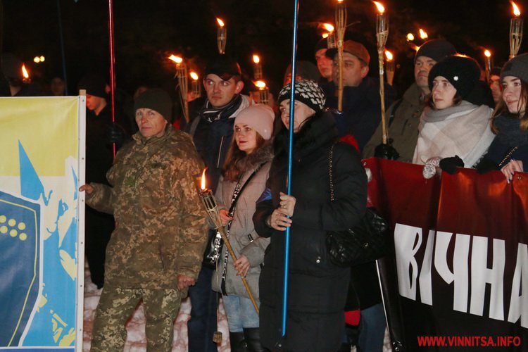 Сотні вінничан запалили смолоскипи в пам’ять про Героїв Крут. Фоторепортаж - фото 22