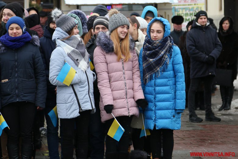 У центрі Вінниці розгорнули великий прапор, сотні людей співали гімн. Фоторепортаж - фото 6