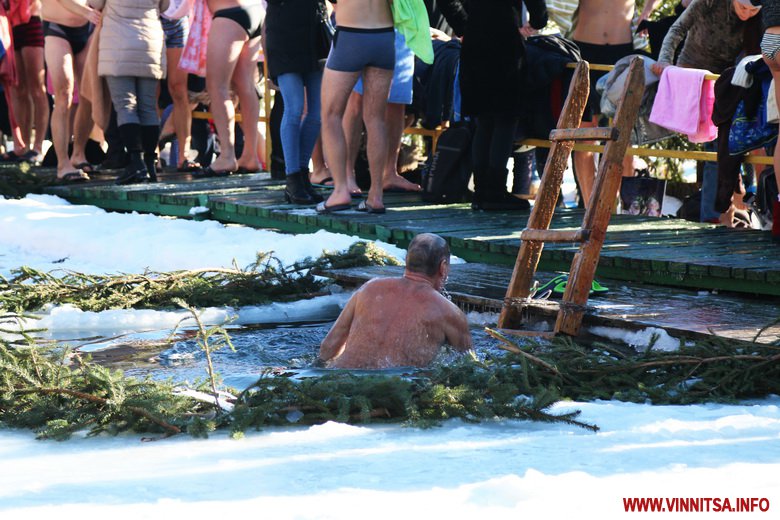 Як вінничани на Водохреща у крижану ополонку пірнали. Фоторепортаж - фото 3