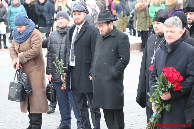 У центрі Вінниці розгорнули великий прапор, сотні людей співали гімн. Фоторепортаж - фото 13