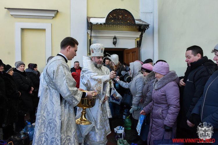 Сотні вінничан прийшли до Спасо-Преображенського собору освятити воду. Фото - фото 22