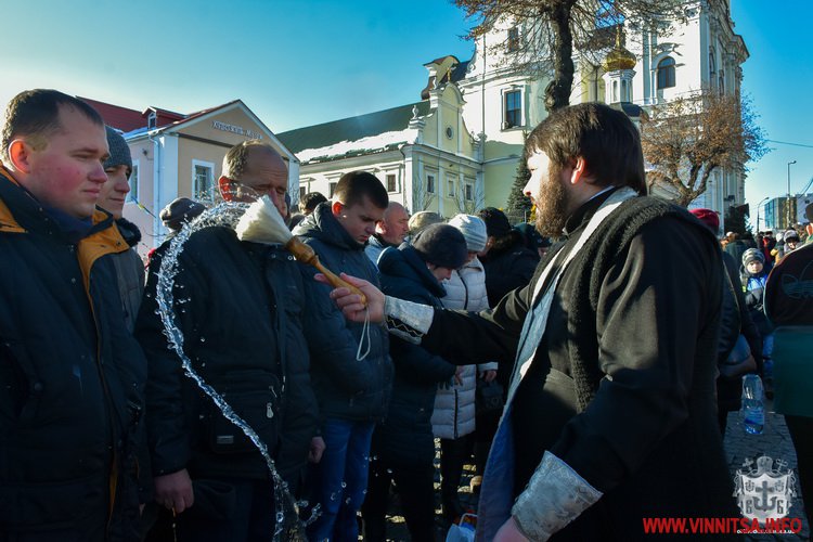 Сотні вінничан прийшли до Спасо-Преображенського собору освятити воду. Фото - фото 24