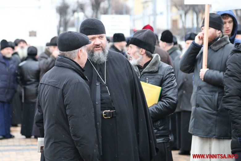 Більше сотні священиків «російської церкви» пройшлися центром Вінниці і сказали, що приведуть під Собор вірян. Фоторепортаж - фото 2