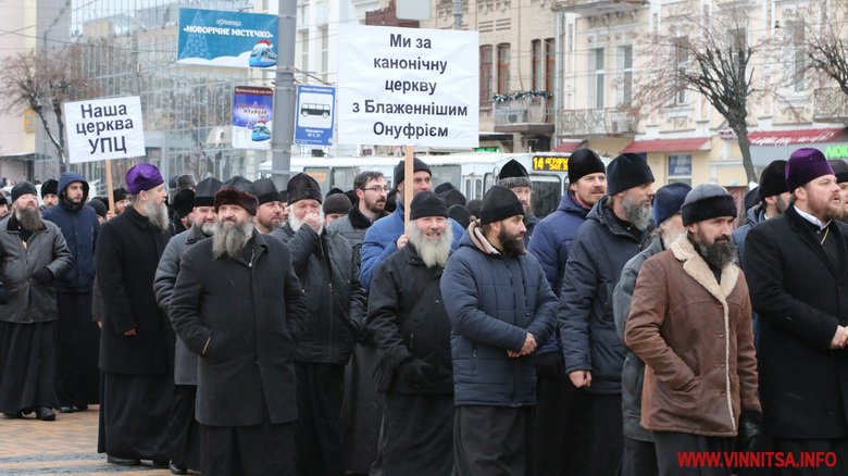 Більше сотні священиків «російської церкви» пройшлися центром Вінниці і сказали, що приведуть під Собор вірян. Фоторепортаж - фото 6