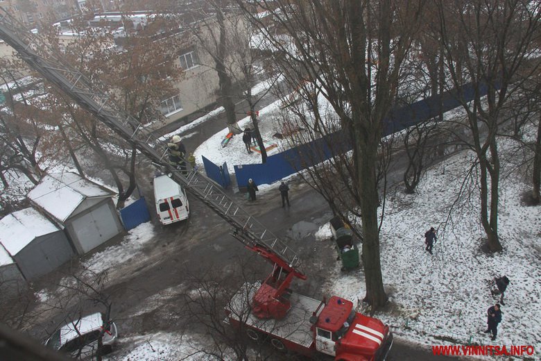 У Вінниці сталася пожежа у багатоповерхівці. 20 мешканців під’їзду евакуювали - фото 3