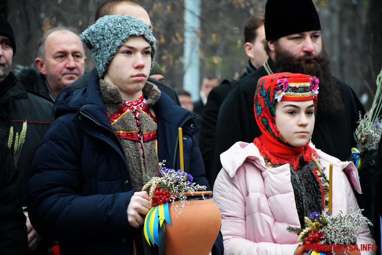 Вінничани запалили лампадки та вшанували пам’ять жертв Голодомору. Фоторепортаж - фото 13