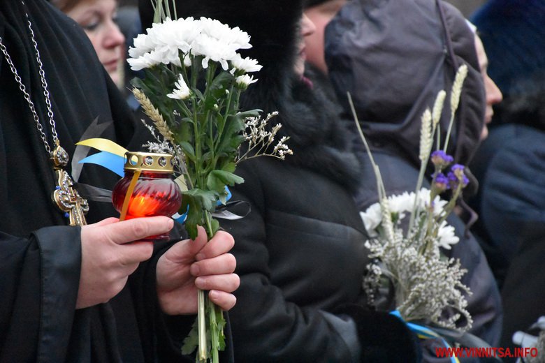 Вінничани запалили лампадки та вшанували пам’ять жертв Голодомору. Фоторепортаж - фото 18