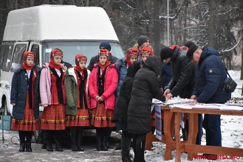 Вінничани запалили лампадки та вшанували пам’ять жертв Голодомору. Фоторепортаж - фото 23