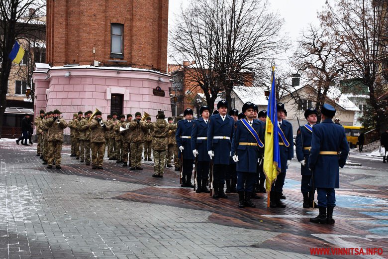 З нагоди Дня Гідності і Свободи, у Вінниці відбулось покладання квітів. Фото - фото 26