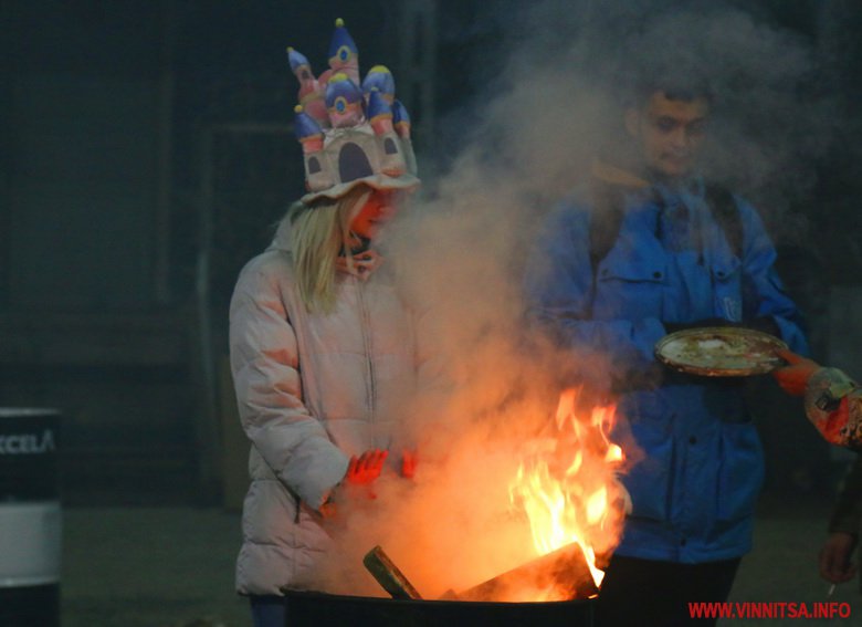 У Вінниці триває Гоголь Fest: інсталяції, гучний концерт та діжки з вогнем. Фото і відео - фото 13