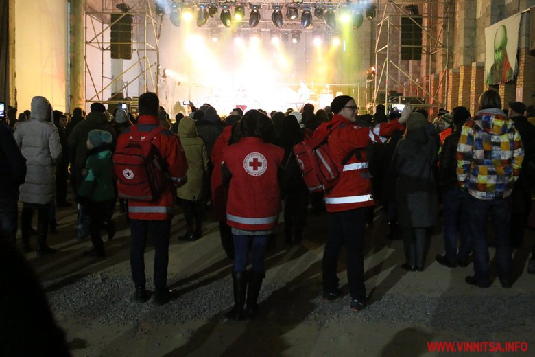 У Вінниці триває Гоголь Fest: інсталяції, гучний концерт та діжки з вогнем. Фото і відео - фото 42