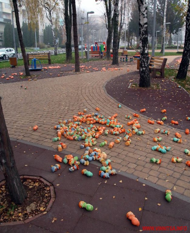 У Вінниці на Космонавтів тисячі розкиданих іграшок. Хто це зробив і для чого? Фото - фото 8