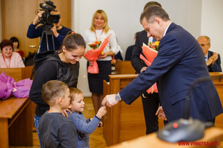 У Вінниці діти-сироти отримали ключі від квартир - фото 3