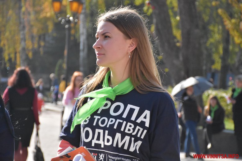 У Вінниці відбулась мовчазна хода проти торгівлі людьми. Фоторепортаж - фото 4