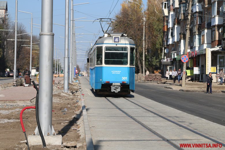 Новий асфальт, підвищені зупинки і плитка на алеї. Фоторепортаж з реконструкції Замостянської - фото 4