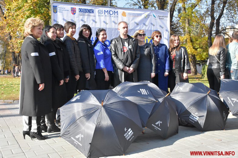 У Вінниці відбулась мовчазна хода проти торгівлі людьми. Фоторепортаж - фото 14