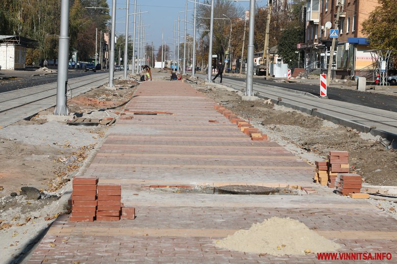 Новий асфальт, підвищені зупинки і плитка на алеї. Фоторепортаж з реконструкції Замостянської - фото 15