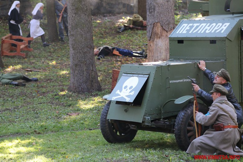 Гармата, військові і ворожа армія. У Вінниці відтворили бій, який відбувся майже 100 років тому. Фоторепортаж - фото 35