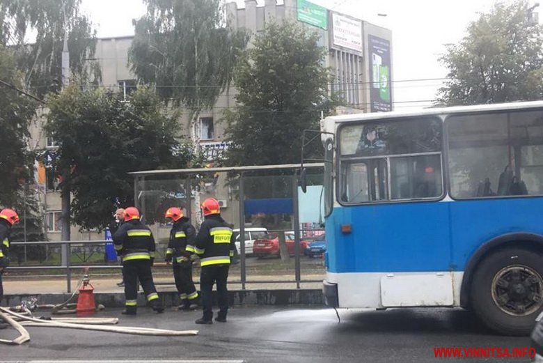 На Вишеньці гасили тролейбус. Фото - фото 2