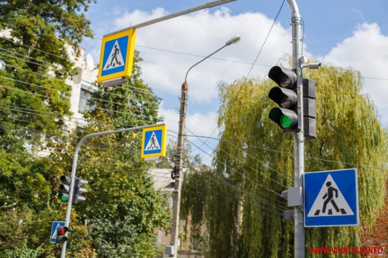 За ініціативою громади у Вінниці облаштували підвищений пішохідний перехід біля школи. Фото - фото 2