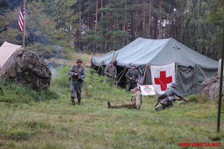 Раритетна військова техніка, стрілянина і «вибухи»: біля Вінниці відтворили події 1945 року. Фоторепортаж - фото 14