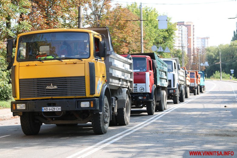 Київський міст готують до відкриття: стелять асфальт і встановлюють перила з вінницьким гербом. Фоторепортаж - фото 19