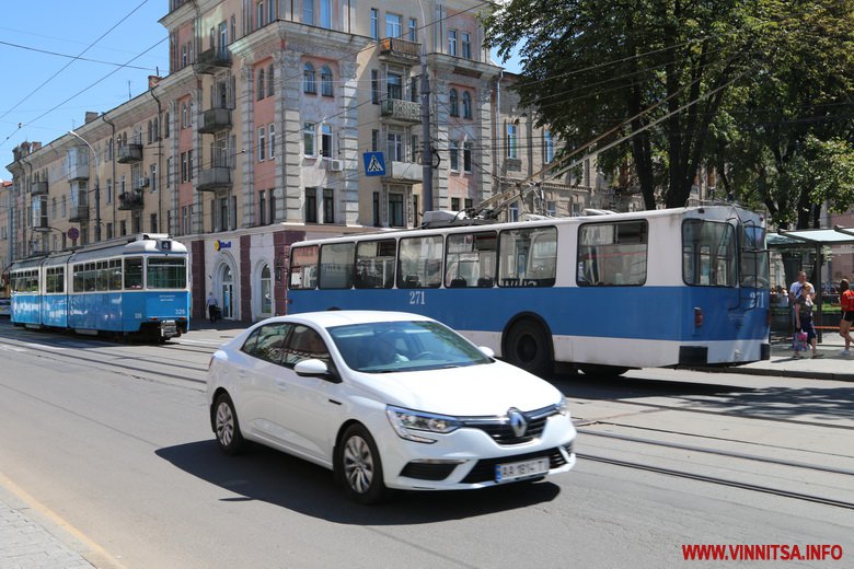 У центрі Вінниці утворився затор через ДТП з трамваєм. Фото - фото 2