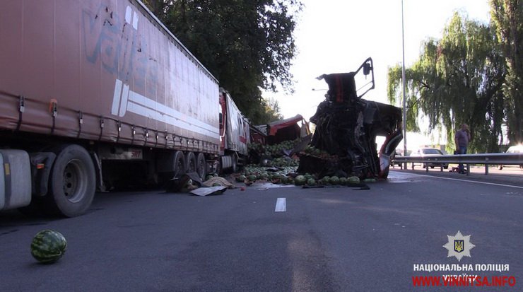 Кавуни, які розсипалися з вантажівки у ДТП  під Вінницею, почали розбирати місцеві - фото 2