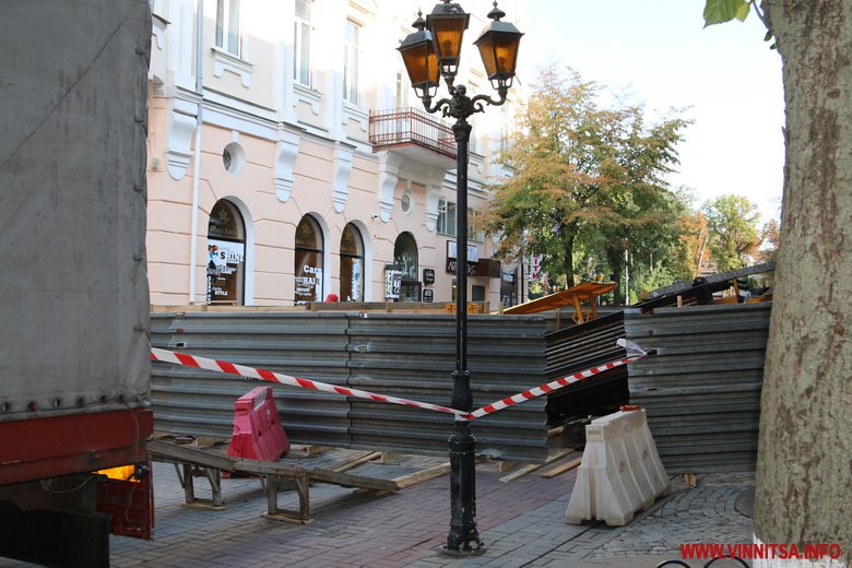 У Вінниці на Європейській площі вирили яму, щоб провести світло у «Савой»