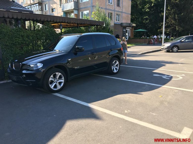 Без штрафу: водій «БМВ», який у Вінниці зупинився поперек парковки, відповідальності не понесе. Фото