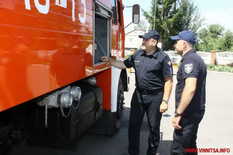 Поляки передали вінницьким рятувальникам пожежну машину та екіпіровку