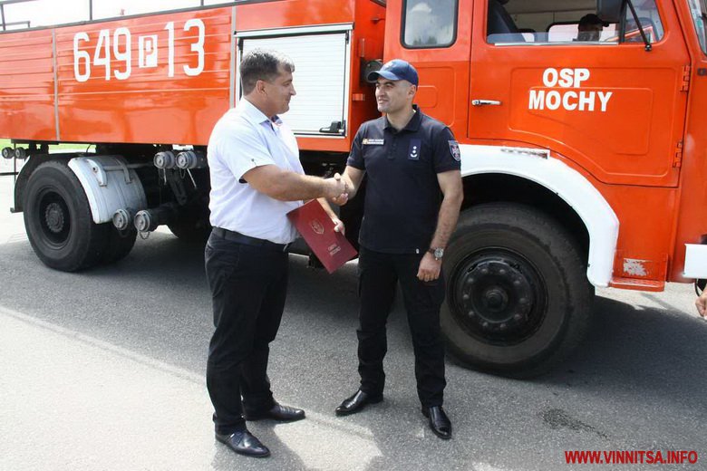 Поляки передали вінницьким рятувальникам пожежну машину та екіпіровку - фото 2