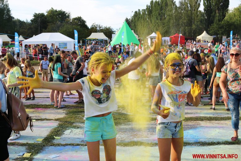 Вінничани закидали один одного кольоровими фарбами. Яскравий фоторепортаж з Holi Fest